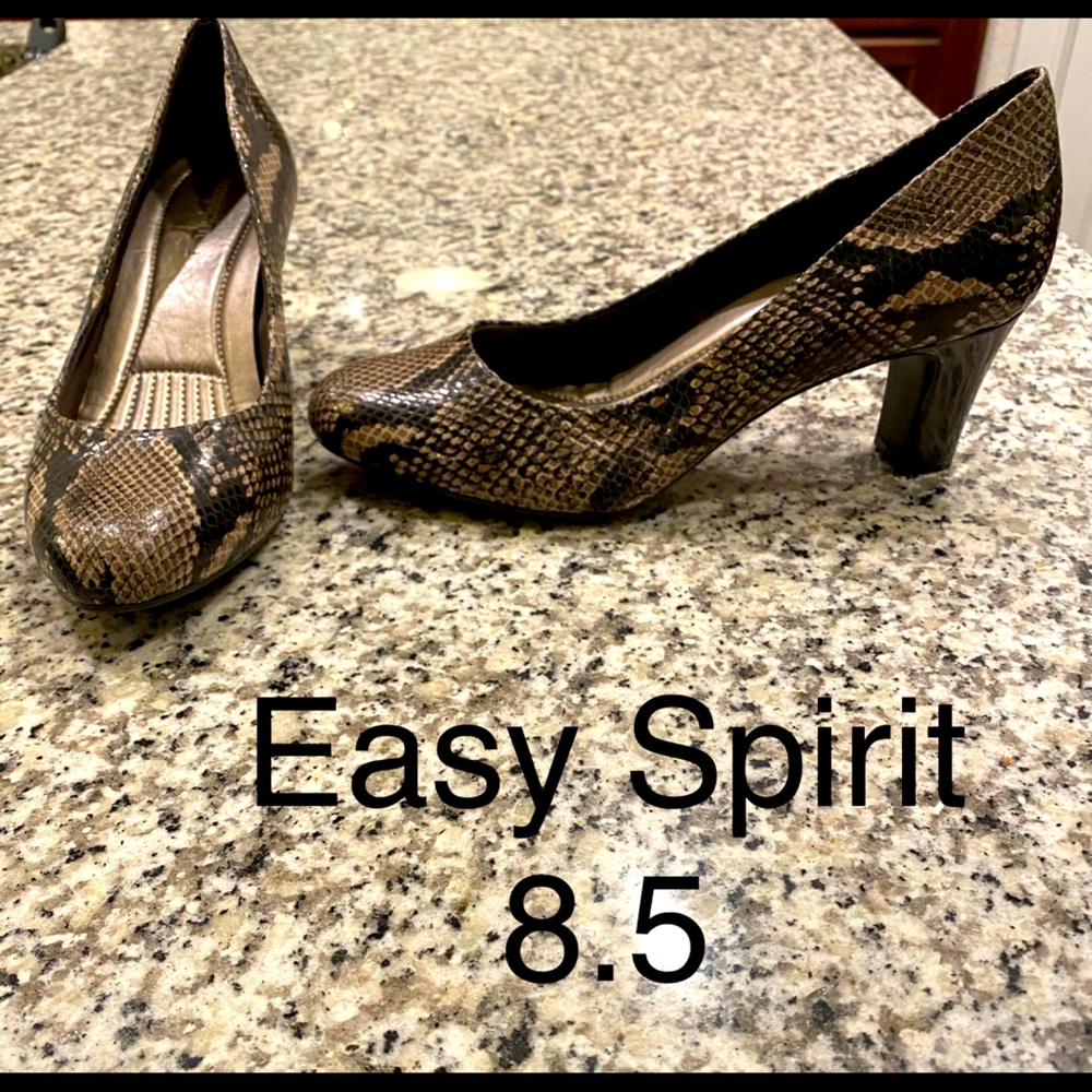 Tan/snake print pumps